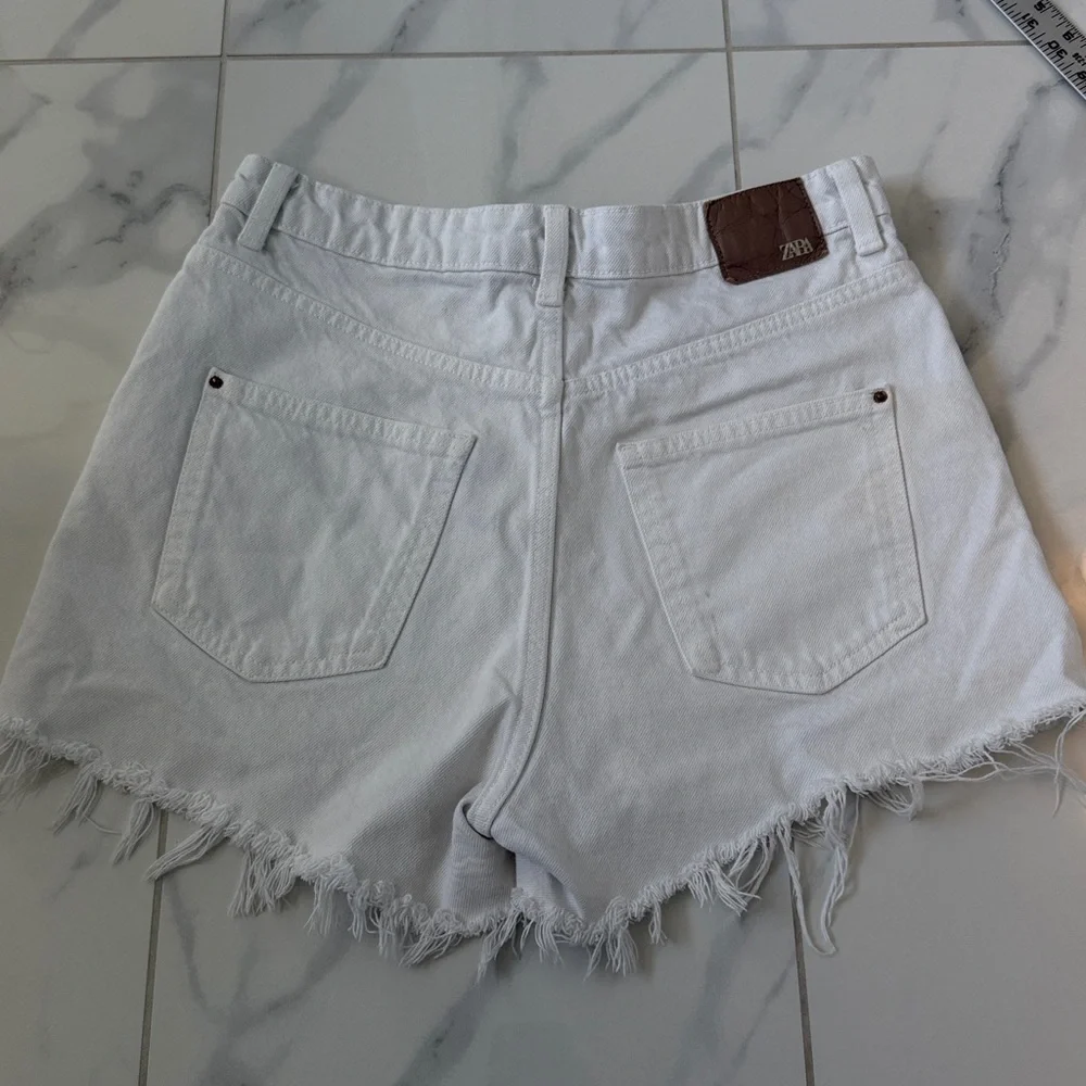 Zara Cut Off Distressed White Denim Jeans Women’s Size 6